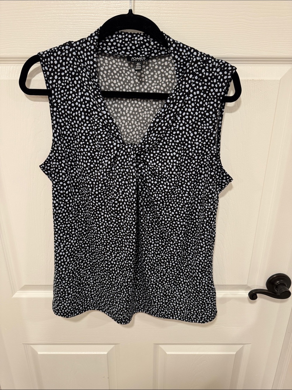 Jones New York Black and Grey V-Neck Sleeveless Dot Print Camisole